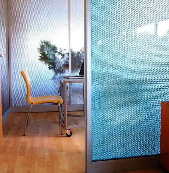 Coloured partition screens for workspace or home office environments